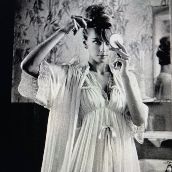 Shimmer Powder in a Puff - Picture 11 of 11